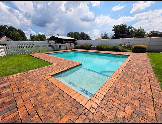 5 BEDROOM HOUSE FOR SALE IN GOLF PARK